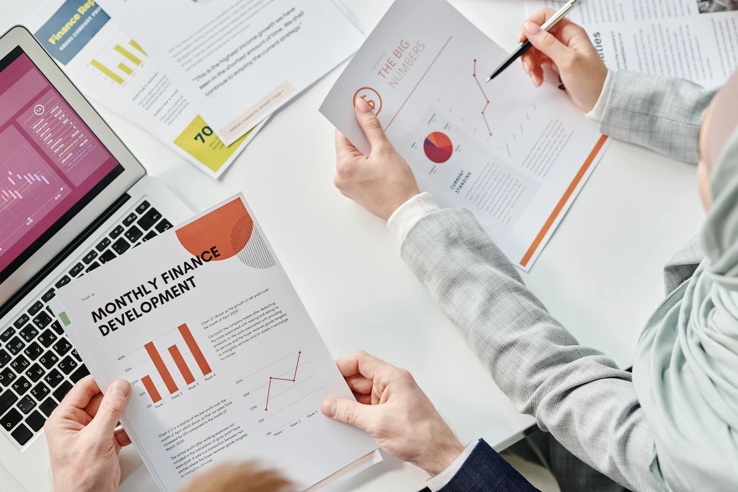 Equipe analisando indicadores e relatórios financeiros